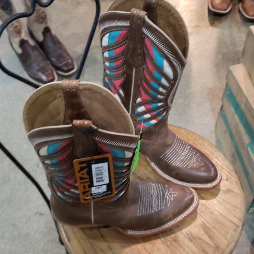 Womens Ariat Boots - Picture 2 of 3
